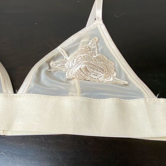 Youmita cream bra with lace appliqués, size small/medium - Picture 2 of 9